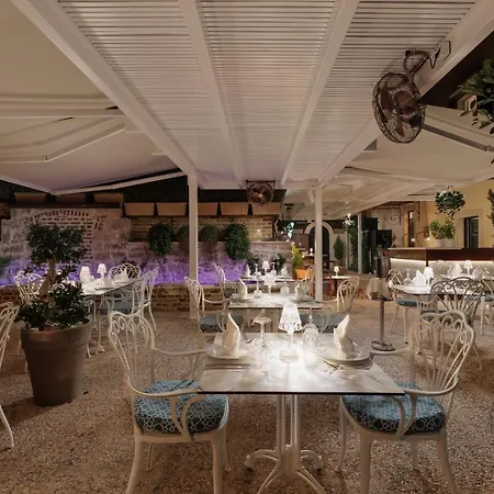 فندق Acanthus Blue 3*